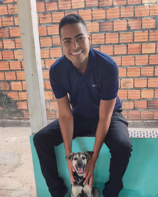 Olha a carinha de felicidade de Seguidor. Vai dizer que ele não tá amando a casa nova? Foto: @henriquesantospa/Instagram.