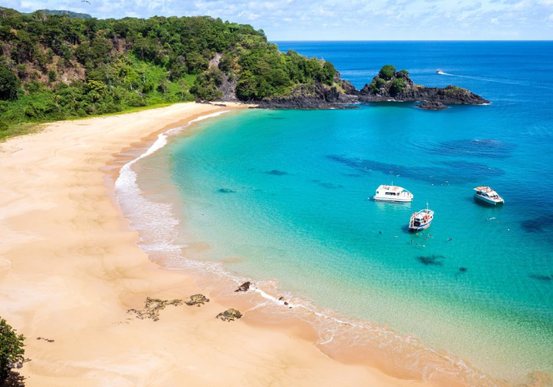 Não precisa nem dizer porque a Baía do Sancho, praia em Fernando de Noronha, foi eleita a melhor do mundo, né? - Foto: Shutterstock.