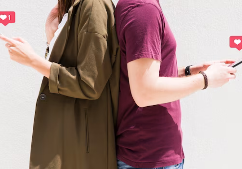 Tem várias formas para não cair em golpes de aplicativos de relacionamento, como Tinder. Entre elas, desconfiar de alguns comportamentos do crush durante a conversa. Veja - Foto: Freepik.