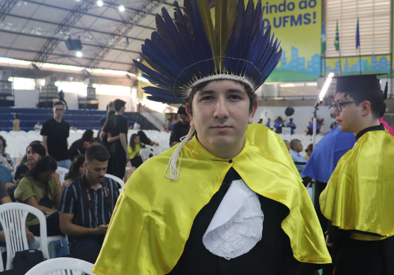 Wedyn Santos foi o 1° indígena surdo a se formar na Universidade Federal do Mato Grosso do Sul. Ele usou o cocar de etnia terena e comemorou muito a conquista. - Foto: Álvaro Herculano.