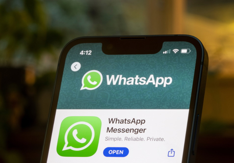 O WhatsApp deve implementar em breve o novo editor de figurinhas para suas versões mobile. Foto: Tada Images (Shutterstock).