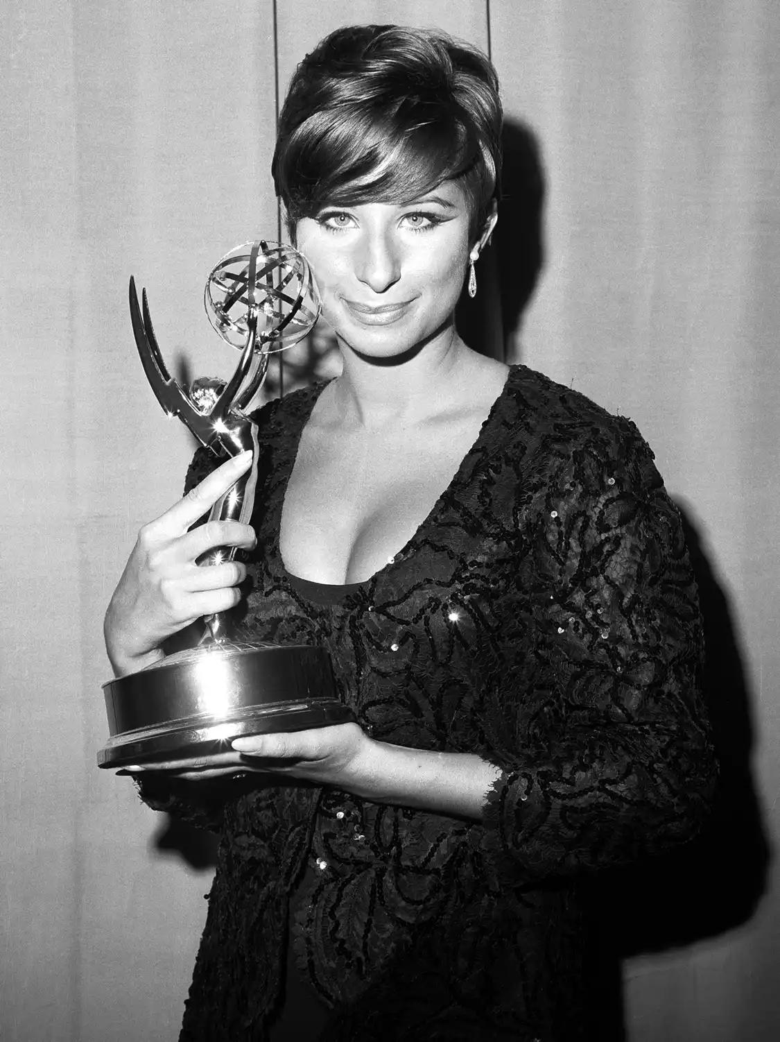 A lista dos grandes trabalhos de Barbra Streisand é extensa, assim como a de prêmios. - Foto: reprodução/Arquivo CBS 