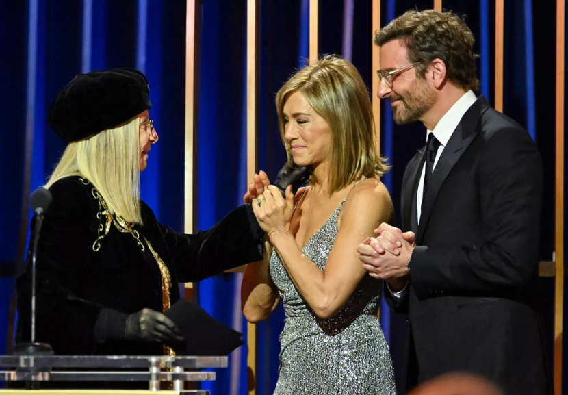 Streisand foi recebida pelos apresentadores Jennifer Aniston e Bradley Cooper. - Foto: reprodução/Michael Buckner/Getty Images 