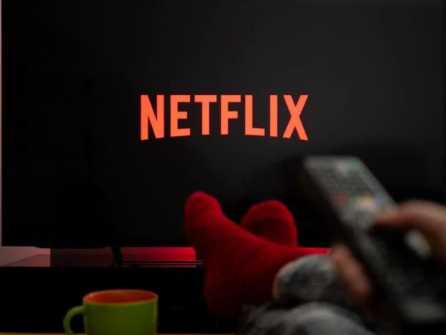 Não curte folia? Então aproveite o feriadão de Carnaval assistindo filmes e séries que estão em alta na Netflix. - Foto: reprodução/Shutterstock