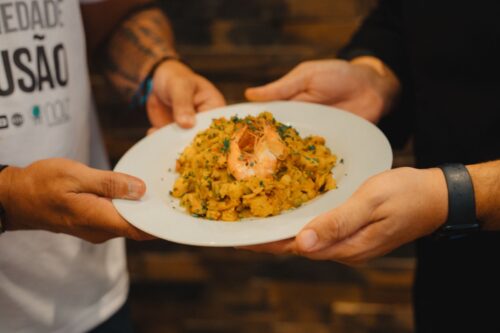 Um dos pratos do jantar beneficente “Paella do Bem”, que ajudará a ONG Nóiz, na Cidade de Deus, a arrecadar recursos para o projeto da sala sensorial que atenderá crianças autistas da comunidade. - Foto: divulgação