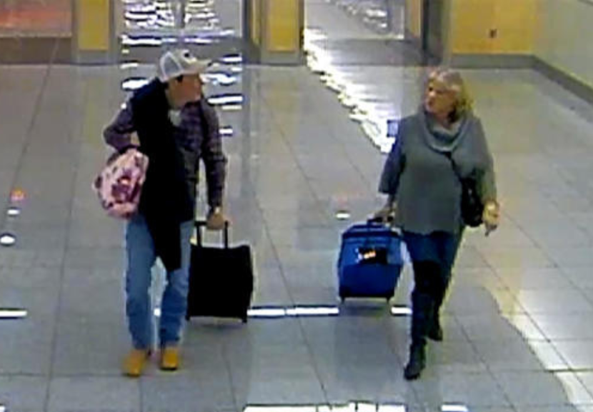 Em um gesto de gentileza, Michael se ofereceu para ajudar Cindy a carregar as malas depois de ver ela mancando. - Foto: reprodução/ Aeroporto Internacional Hartsfield Jackson de Atlanta