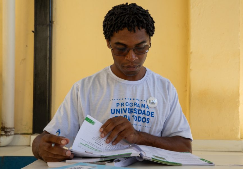 Com 40 anos, esse homem que vivia na rua cursou o pré-vestibular gratuito e conseguiu a aprovação no curso de Teatro da Uneb. - Foto: reprodução/Amanda Chung ASCOM/SEC