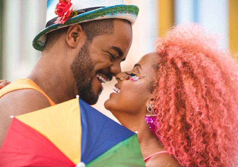 Para ficar longe da doença do beijo no Carnaval, evite contato com pessoas contaminadas, compartilhar bebidas, alimentos e itens de uso pessoal e mantenha a higiene das mãos também.- Foto: Getty Images