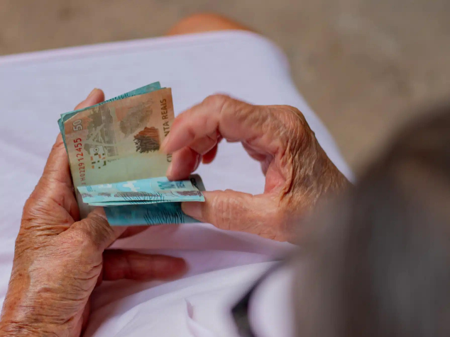Para receber o benefício o idoso precisa se cadastrar no site do CadÚnico e se registrar CRAS da cidade. - Foto: Jeanedeoliveirafotografia
