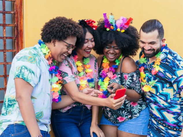 Antes de ir para o Carnaval, vale apagar esses aplicativos do celular para evitar dor de cabeça em caso de furto durante a folia. - Foto: Hector Pertuz