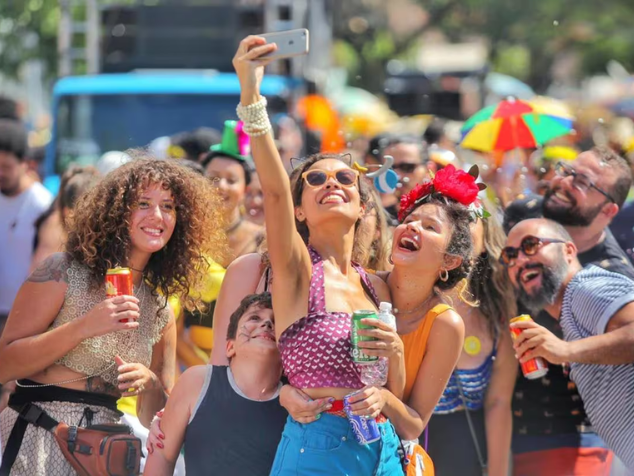 Deixar os bolsos vazios e desabilitar a função de aproximação no cartão, foram algumas das dicas de segurança para o Carnaval dadas por duas influenciadoras do Rio de Janeiro. - Foto: Leo Fontes