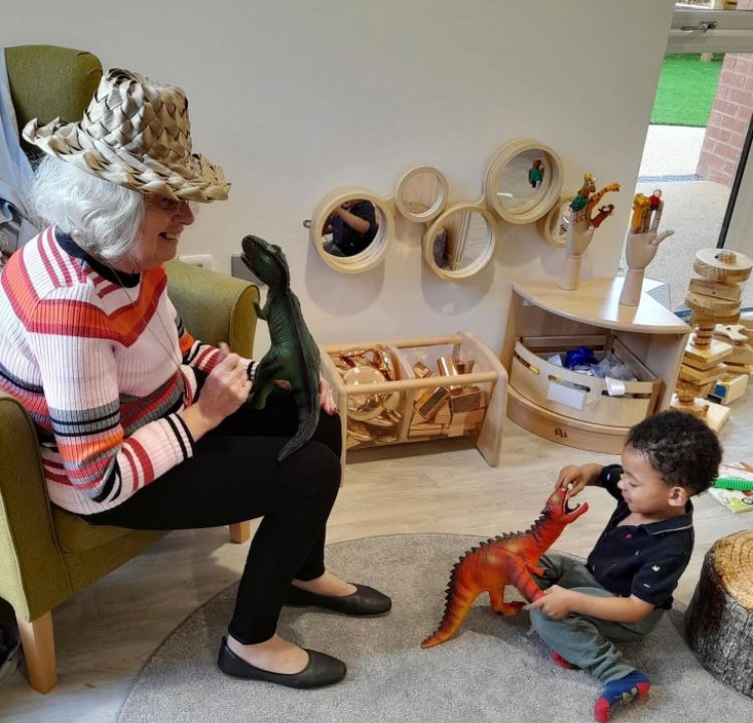 Narrar histórias ou compartilhar memórias, são ações que melhoram o funcionamento cognitivo e o bem-estar mental dos idosos. - Foto: reprodução/Belong Chester