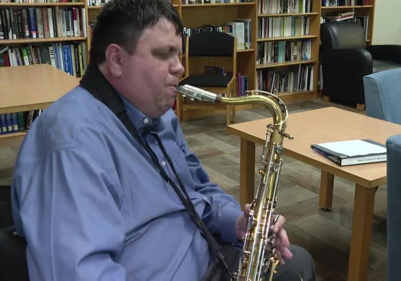 O professor cego Matt Weihmuller, dá aulas de música no escuro. Os alunos aprendem mais! Foto: Walter Allen.