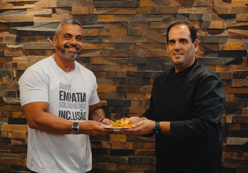 André Melo (esq), da Ong Nóiz e o chef de cozinha Júnior Gonzalez se uniram para o jantar beneficente que vai ajudar crianças autistas da Cidade de Deus, no Rio.- Foto: Mel Brito