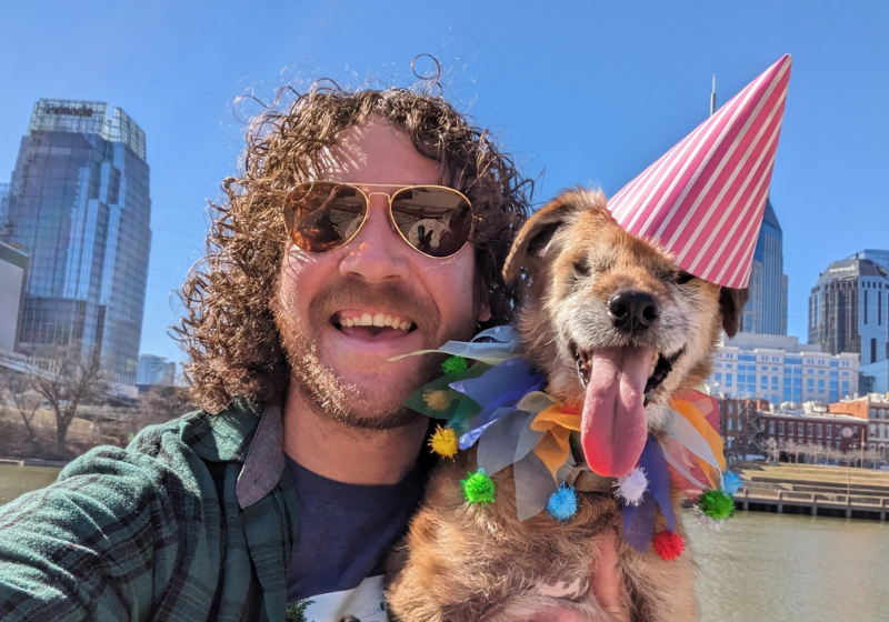 O homem adotou um cão de 15 anos e, juntos, estão fazendo a diferença na vida de vítimas de violência doméstica. Foto: Twitter/Sr.Puckett.