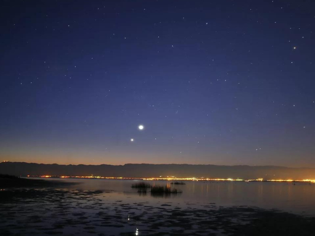 Além da chuva de estrelas cadentes e a passagem do cometa C/2021 S3, fevereiro terá diversas conjunções astronômicas. - Foto: reprodução/Babak Tafreshi