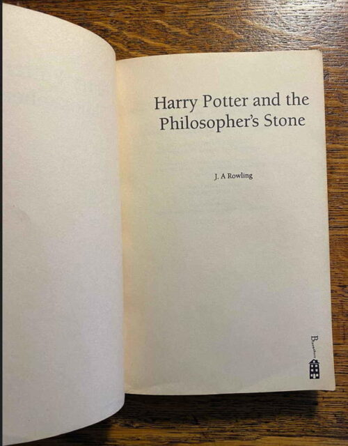 A cópia rara da primeira edição impressa do livro Harry Potter e a Pedra Filosofal, com o nome da autora escrito errado - Foto: HANSONS AUCTIONEERS