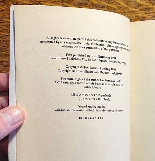 Página de rosto da cópia rara da primeira edição impressa do livro Harry Potter e a Pedra Filosofal. - Foto: HANSONS AUCTIONEERS