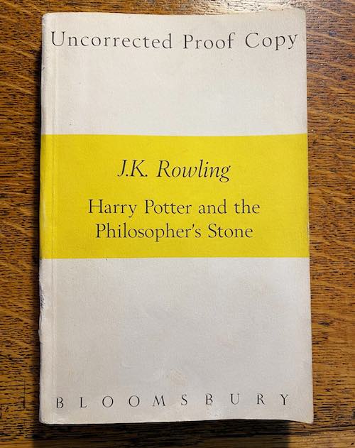 O Harry Potter e a Pedra Filosofal. - Foto: HANSONS AUCTIONEERS- Foto: 