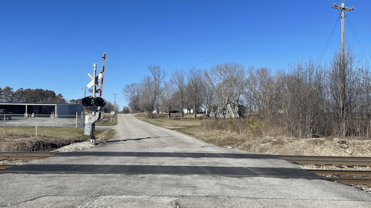 Por uma fraça de segundos o trem não pegou a jovem e a idosa. Foto: WKRN.
