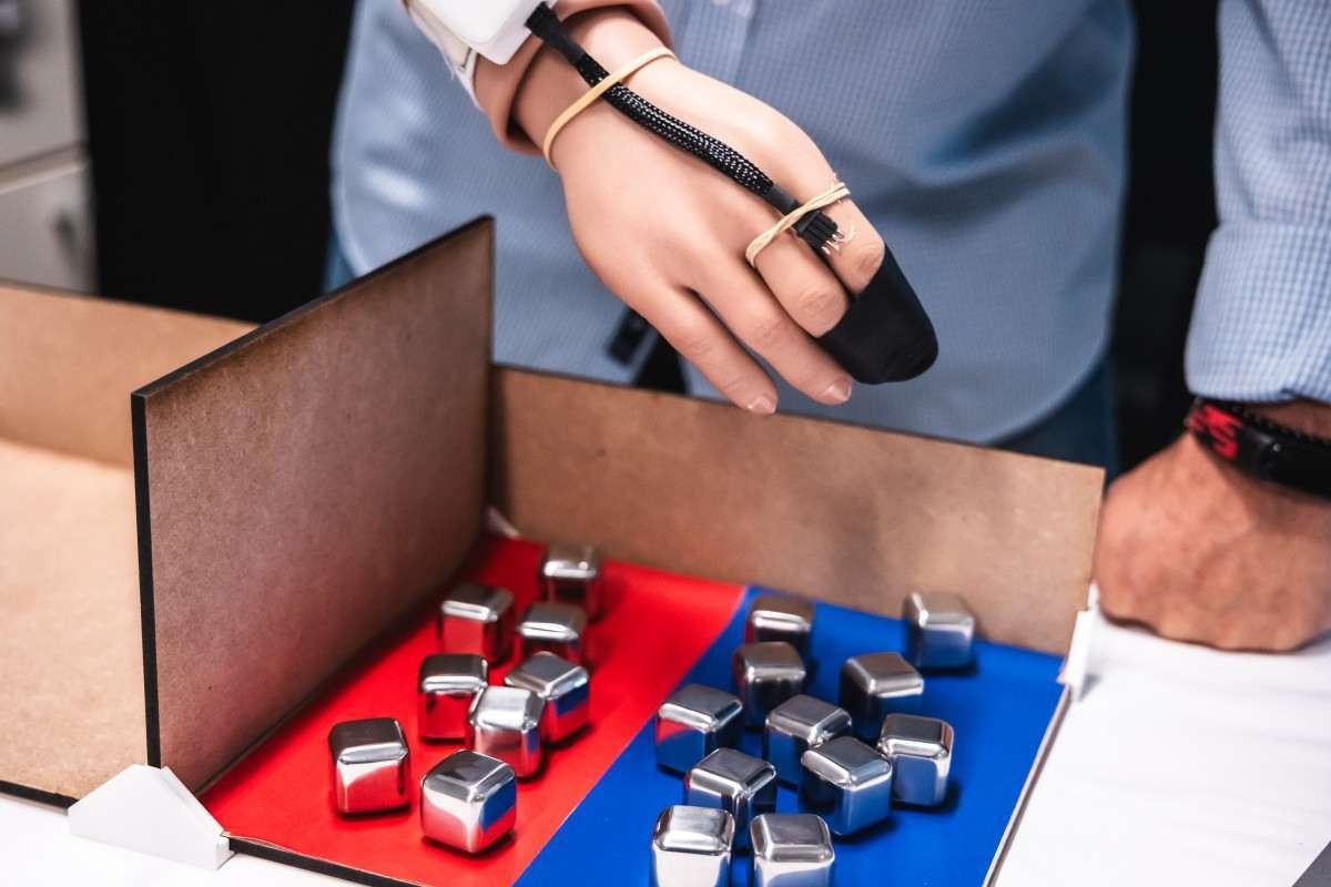 A prótese com sensor térmico foi capaz de identificar a temperatura de cubos metálicos. - Foto: EPFL/Caillet 