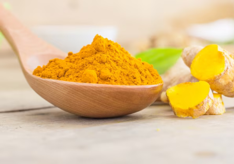 A cúrcuma é um ótimo aliado contra o envelhecimento e pode ajudar o corpo em questão de semanas, diz especialista da Universidade de Harvard. - Foto: Freepik