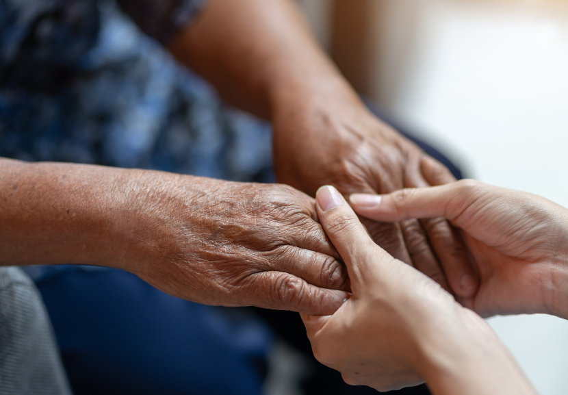 É com as mãos que exploramos o mundo desde o momento em que nascemos e comunicamos nossos sentimentos. - Foto: reprodução/Inews Istock