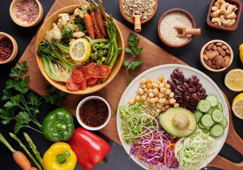 Com grãos, frutas, vegetais e mais, é possível controlar doenças e diminuir o risco da apneia durante o sono. Foto: Freepik.