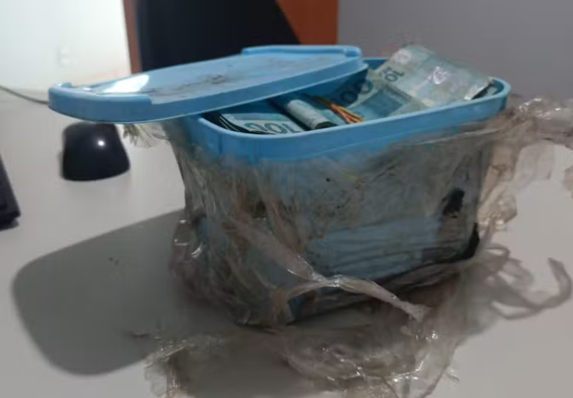 A quantia de quase R$ 60 mil estava enterrada no quintal em um pote de sorvete. - Foto: Divulgação/Polícia Civil