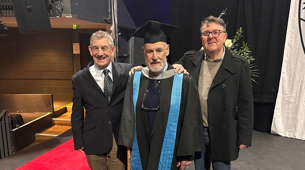 Na cerimônia de formatura, David foi acompanhado pelo filho e pelo genro. Foto: Kingston University.