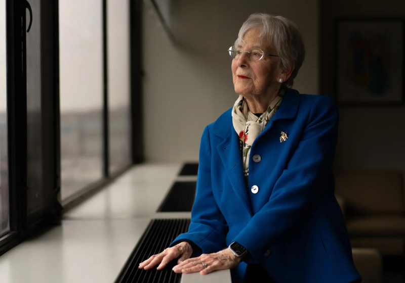 A professora de 93 anos usou parte da sua fortuna para pagar as mensalidades de todos os alunos da faculdade de Medicina onde ela lecionou. - Foto: David Dee.