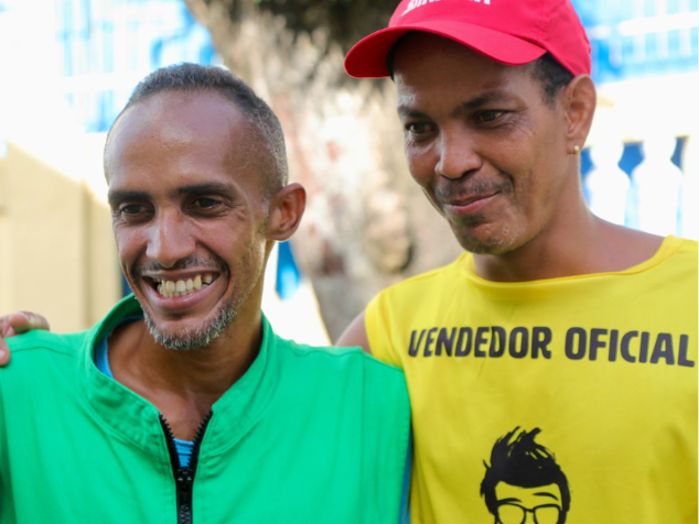 Os dois irmãos se reencontram no Carnaval de Salvador, depois de terem se visto pela última vez em 2009, no enterro do pai deles. - Foto: Bruno Concha/Secom