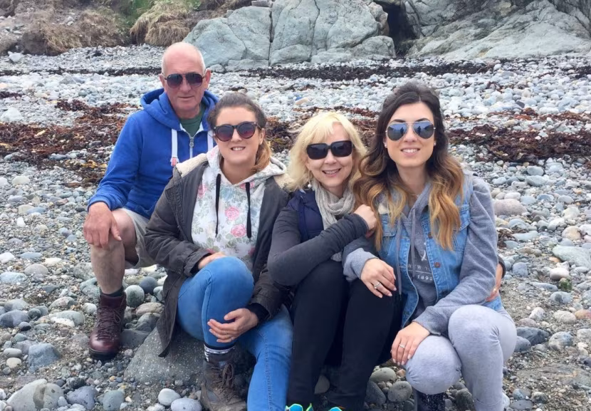  Natalie com o marido e filhas. - Foto reproduçãoArquivo pessoal 