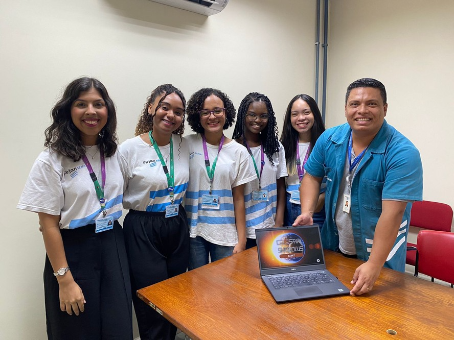 Estudantes de São Gonçalo criaram um jogo que explica sobre os eclipses. Foto: Gabrielle Lopes.