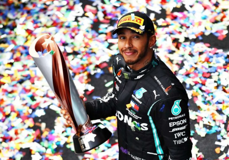 Lewis Hamilton segue quebrando recordes na Fórmula 1 e será o 1° piloto preto a correr pela Ferrari. Foto: Getty Images.