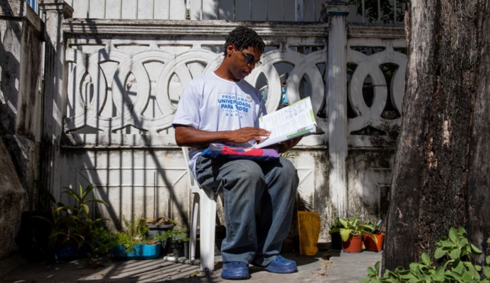 Tiago também conseguiu uma vaga no Curso Técnico Subsequente ao Ensino Médio de Práticas Jurídicas. - Foto: reprodução/Amanda Chung ASCOM/SEC