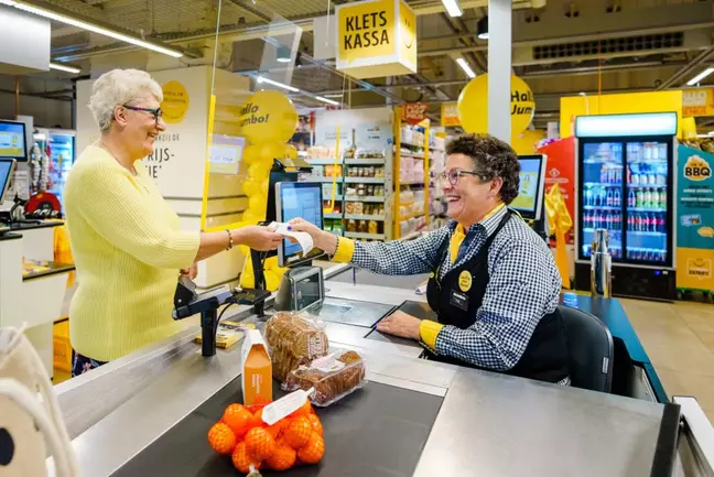 O supermercado Jumbo criou o caixa lento para idosos solitários. Foto: Jumbo.