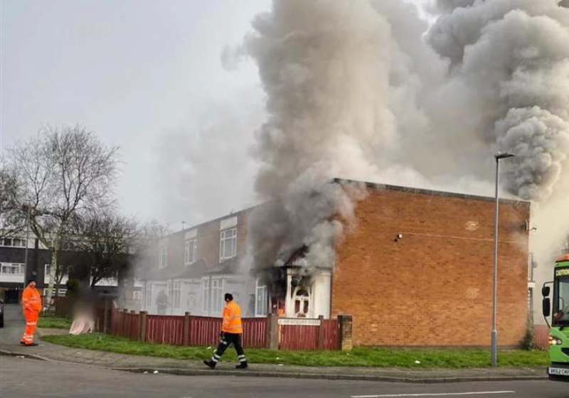 O coletor de lixo conseguiu salvar a família e o cachorro durante um grave incêndio na Inglaterra. Foto: Reprodução.