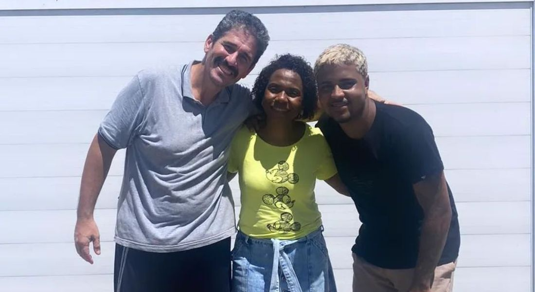 Depois de virar herói, o jovem reencontrou a família que resgatou do carro. Foto: Reprodução/Instagram.