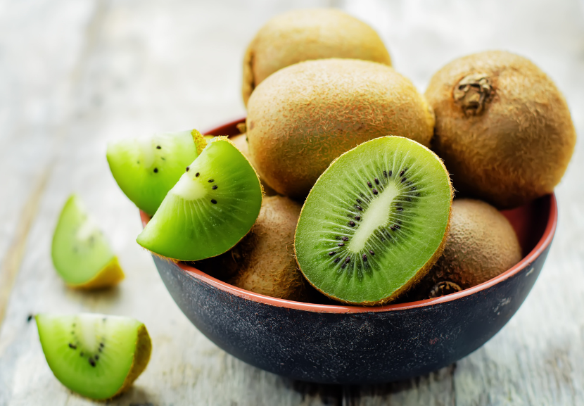 Experimente incluir o kiwi na sua alimentação e veja esta fruta melhorar o seu humor e vitalidade. - Foto: reprodução/Getty Images