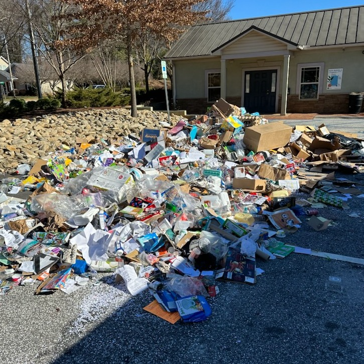 Todo o lixo foi derrubado no chão, e eles só pararam quando encontraram o anel. Foto: Cidade de Greenville.
