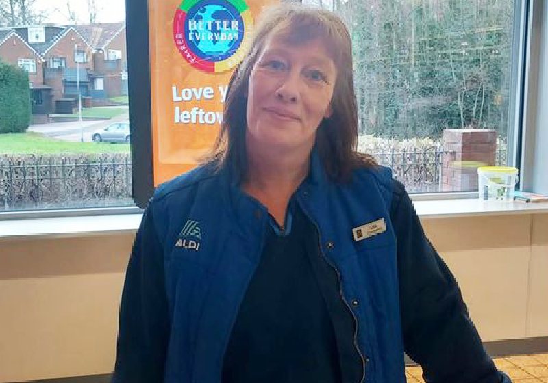 Lisa, a funcionária da loja que teve a bondade de pagar a conta do cliente, foi elogiada pela chefia e por internautas nas redes sociais. - Foto: reprodução / Facebook / Aldi UK