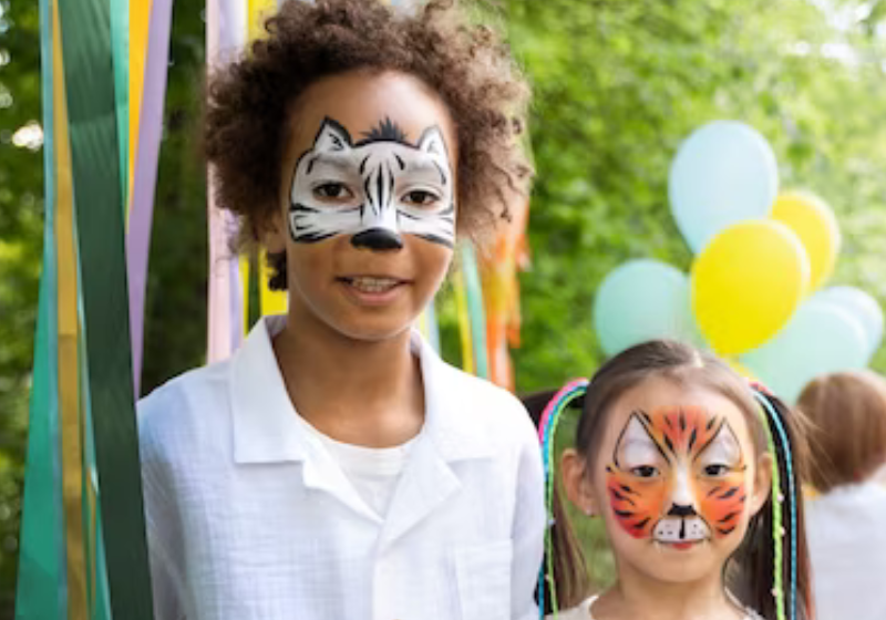 Maquiagens são super bem-vindas, mas é preciso evitar tintas que não foram testadas. Foto: Freepik.