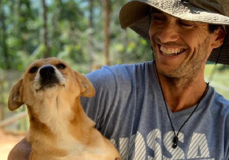 Paulo deixou a profissão de engenheiro de comunicações no Rio para cuidar de cães abandonados em SC. Hoje, tem um abrigo e o sorriso dele diz tudo. - Foto: reprodução/arquivo pessoal