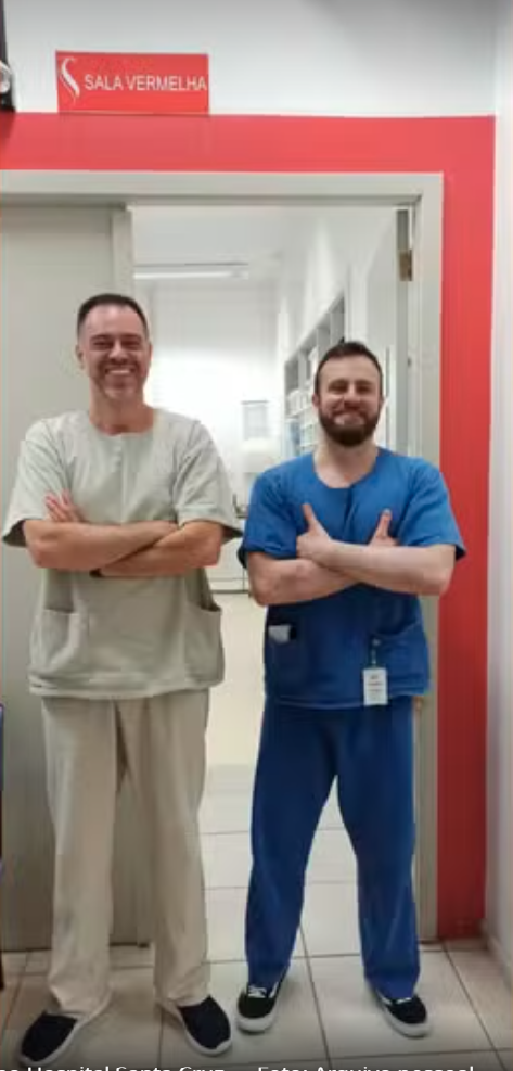 Carlos, à esquerda, e Gustavo, à direita, deram plantão juntos no Hospital Santa Cruz. Foto: Arquivo pessoal.