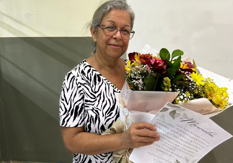 A professora achou que os alunos estavam fazendo algazarra, mas ela recebeu o convite para ser madrinha de formatura! Foto: Arquivo pessoal.