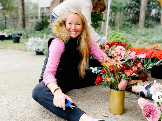 Ashley criou um projeto que presenteia viúvas com flores e outros mimos no Dia dos Namorados. - Foto: reprodução/Instagram @prettythings.charlotte