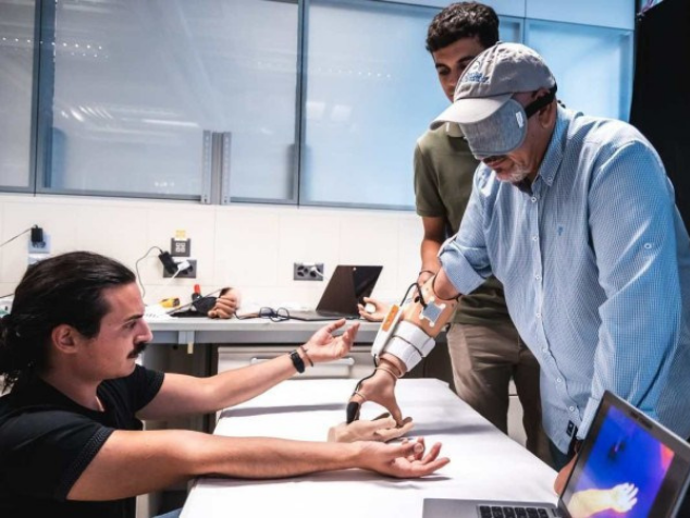 O MiniTouch, permite que amputados possam sentir a temperatura em prótese de mão. O primeiro homem a usá-la se emocionou- Foto: EPFL/Caillet