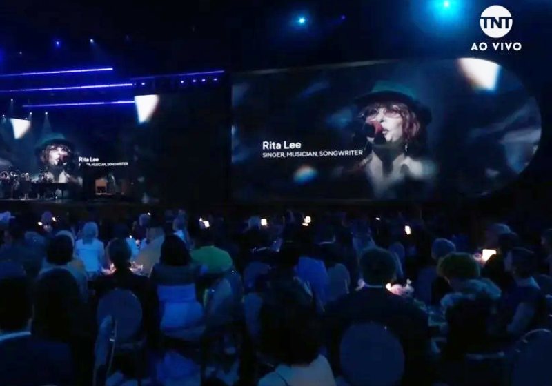 O rosto de Rita Lee apareceu no telão do Grammy 2024, em Los Angeles. A homenagem póstuma foi compartilhada pelo marido e um dos filhos da roqueira brasileira - Foto: reprodução/ TNT