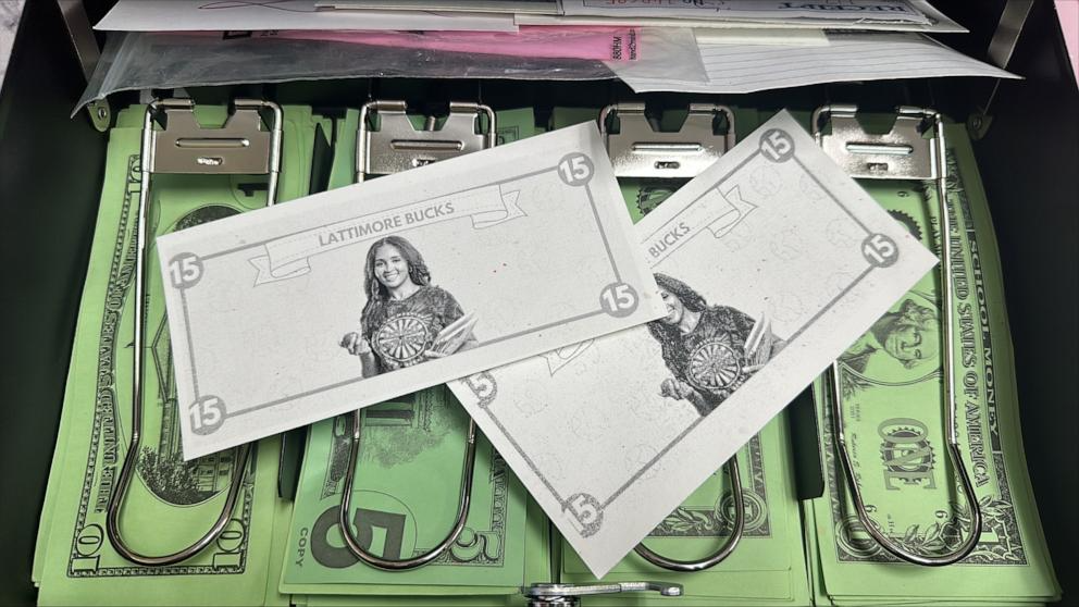 O dinheiro fictício usado tem a professora estampada na nota. Foto: Shelby Lattimore.